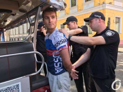 В центре Одессы задержали загадочного «американца» в футболке Russia (видео, фото)