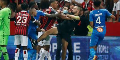 Футбольные фанаты выбежали на поле во Франции и подрались с игроками во время матча