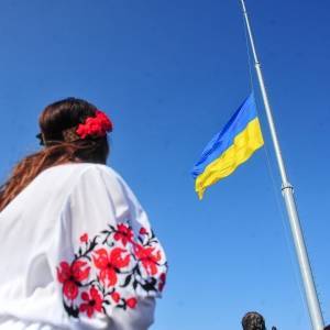 Фоторепортаж: На самом высоком флагштоке Запорожья подняли флаг Украины