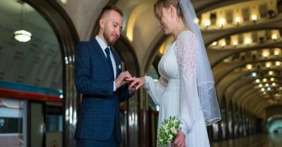 Две пары поженились ночью в московском метро