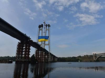 На самой высокой точке над рекой Днепр завод "Запорожсталь" поднял государственный флаг