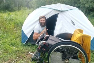 Россиянин доехал до Байкала на инвалидной коляске