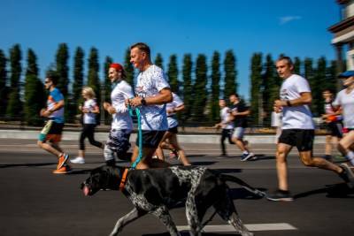 Собака курского губернатора приняла участие в воскресном марафоне