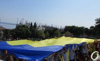 30 лет Независимости – 30-метровый флаг Украины над Потемкинской лестницей (фото)
