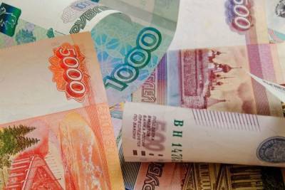 Средняя зарплата петербуржца составила 73 тысячи рублей