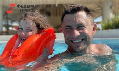 Никаких возлюбленных: Павел Прилучный проводит время с детьми на море