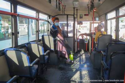 В Ашхабаде снова дезинфицируют подъезды домов и салоны автобусов