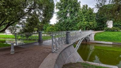 Мост в Таврическом саду Петербурга отремонтировали впервые за 20 лет
