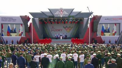 Владимир Путин открыл Международный военно-технический форум «Армия-2021»