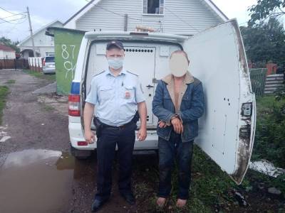 В Рязани полицейские задержали нетрезвого мужчину с топором