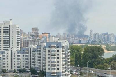 В Казани потушили горевший склад с трубами на стройплощадке