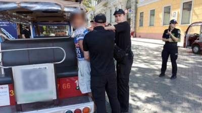 В Одессе задержали иностранца, который устроил провокации во время поднятия флага