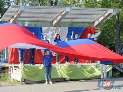 Найди себя в кадре: как миасцы отметили День российского флага