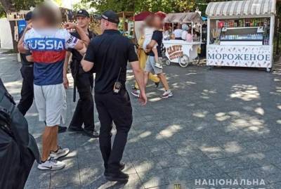 В Одессе американец в футболке цветов российского флага провоцировал драку на Потемкинской лестнице