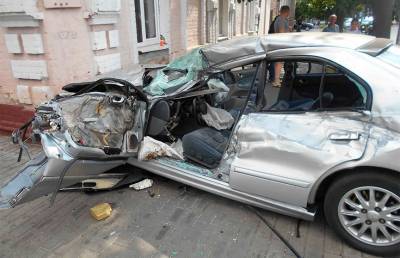 В Бобруйске сотрудники МЧС спасли застрявшего в авто после ДТП водителя