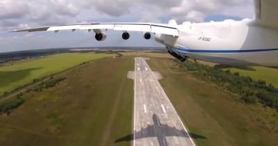 Пилот Ан-225 "Мрия" показал подготовку самолета-гиганта к военному параду (видео)