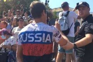 В Одессе поймали провокатора с флагом России. Видео