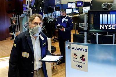 Инвесторы остаются в акциях, но готовятся к волатильности