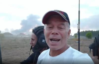 Олег Газманов отметил День флага РФ, катаясь на танке на фоне горящего самарского села