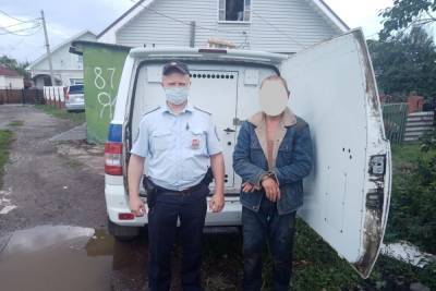 В Рязани полицейские задержали пьяного мужчину с топором