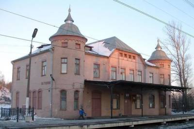 РЖД заплатит 100 тысяч рублей за незаконный ремонт вокзала в Парголово