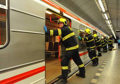 Человек попал под поезд в метро Праги