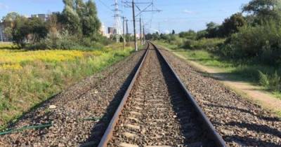 Состояние попавшего под поезд 17-летнего калининградца остаётся тяжёлым