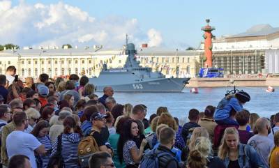 Власти Петербурга не нашли нарушений антиковидных норм на праздновании Дня ВМФ
