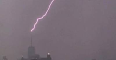 В Нью-Йорке шторм Анри ударил молнией в седьмое самое высокое здание в мире (видео)