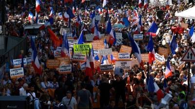 Мирные демонстрации противников санпропусков во Франции переросли в погромы
