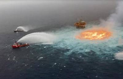 На морской платформе в Мексиканском заливе произошел взрыв, огонь вырывается из-под воды