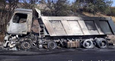 На дороге Капан-Горис сгорел грузовик, огонь охватил и 10 га территории