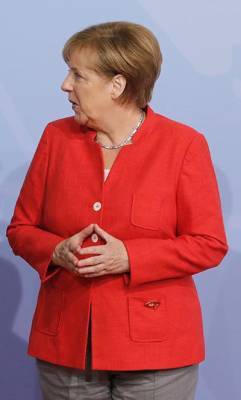 В Эрцгебирге появился сувенир: фигурка Ангелы Меркель, которая «курит»