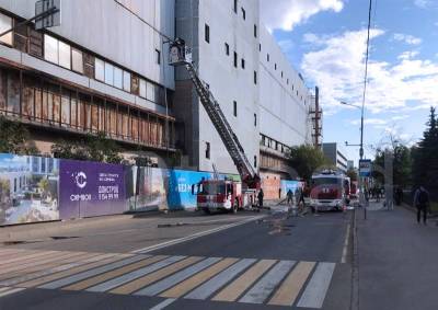 В Лефортово перекрыли движение из-за пожара в заброшенном здании