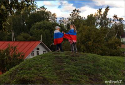 В Киришах День флага России отпраздновали в благоустроенном сквере Поколений