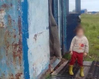 Молодая женщина с ребенком из заполярного села Ямала 3 года живет в списанном контейнере