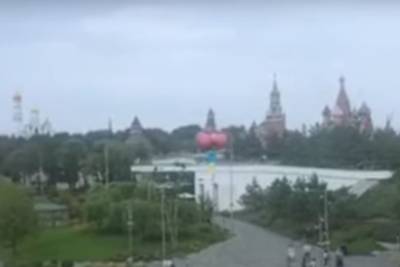 Появилось видео с запуском флага Украины у стен Кремля