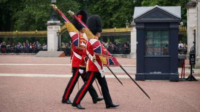 Смена караула у Букингемского дворца прошла впервые с начала пандемии