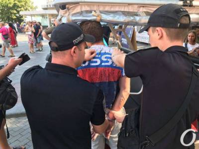 Задержание «американца» в Одессе: причиной внимания полицейских стала вовсе не футболка-«триколор»
