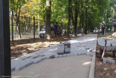 На улице Стройкова в Рязани продолжается установка площадки для выгула собак
