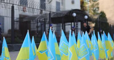 У здания посольства РФ в Киеве установили украинские флаги в память об убитых агрессорами