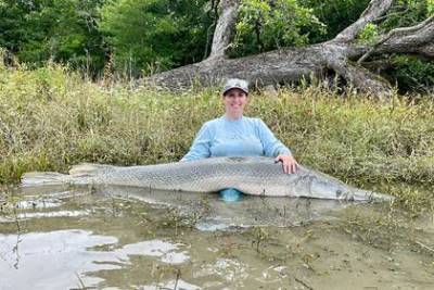 Женщина поймала самую большую пресноводную рыбу в мире