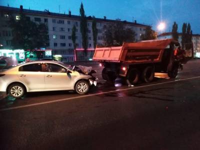 В Уфе иномарка врезалась в грузовик: пострадали парень и девушка
