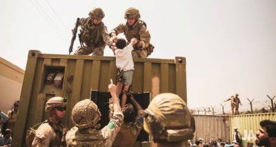 Паника, хаос и жертвы: как эвакуируют людей из Афганистана – ошеломляющие кадры