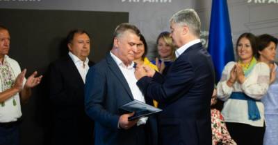 По случаю 30-й годовщины Независимости Украины: Порошенко наградил активиста крымскотатарского народа