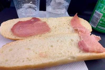 Пассажирка купила сэндвич в самолете и назвала его «самым жалким на свете»