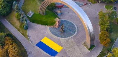 В Киеве дрон поднял в небо рекордный флаг Украины