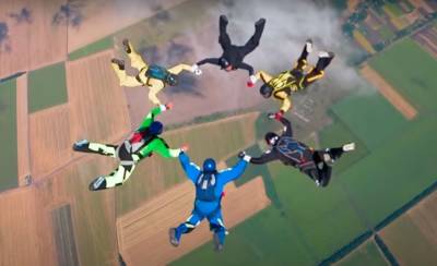 Украинские парашютисты станцевали гопак на высоте 4000 метров (видео)