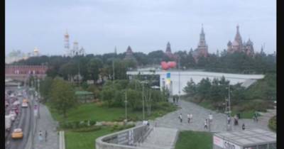 У Кремля в Москве в небо взлетел украинский флаг (ВИДЕО)