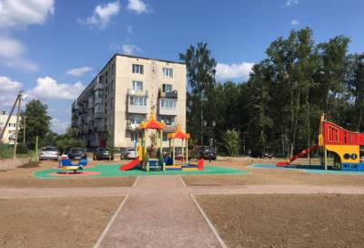 В поселке Зимитицы обустроили детскую площадку для малышей